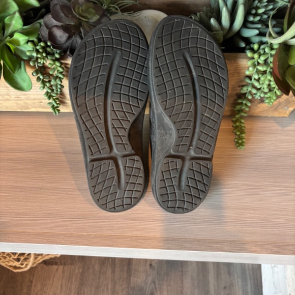 OOFOS Original Recovery Sandal. Black - Unisex - Picture 2 of 5